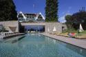 Pool mit Hotel